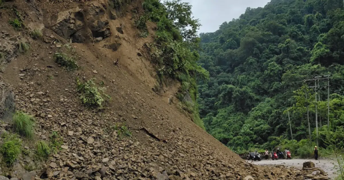 सिद्धबाबा नजिकै पहिरो खस्दा सिद्धार्थ राजमार्ग पूर्ण रूपमा अवरुद्ध