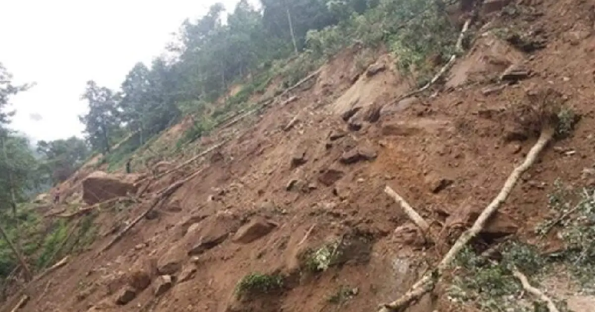 अविरल वर्षासँगै खसेको पहिरोले सोलुखुम्बुका वडा कार्यालय र बस्तीहरू जोखिममा