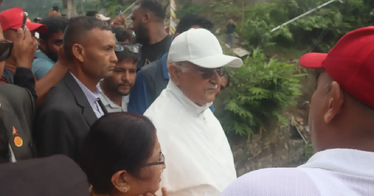 राहत सामग्रीसहित बाढी प्रभावित नुवाकोट पुगे एमाले अध्यक्ष ओली