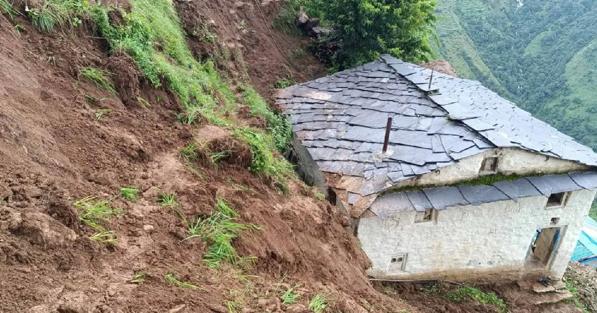 बस्तीमाथि जमिन फाटिएपछि बैतडीमा १८ घर पहिरोको उच्च जोखिममा