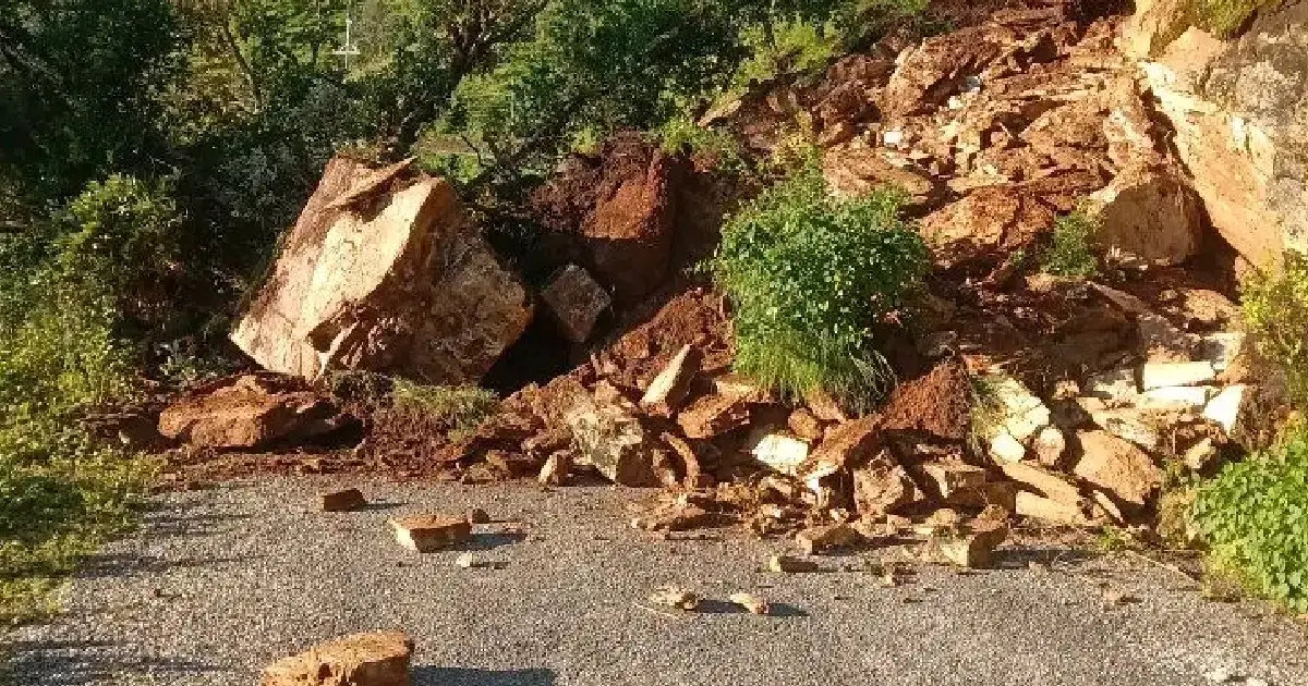 पहिरोले बैतडीको ढोल्यामोड-पुर्चौंडी हाट सडक अवरुद्ध