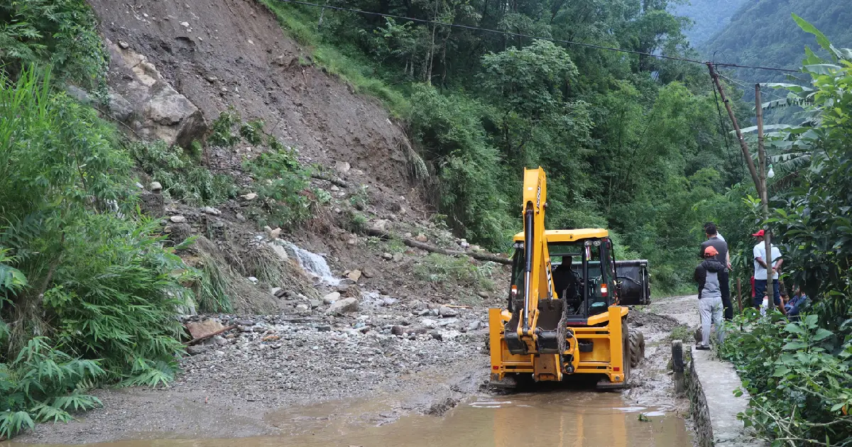 वर्षा रोकिएसँगै म्याग्दीको बेनी-दरवाङ सडक मर्मत तथा सुचारु गर्न थालियो