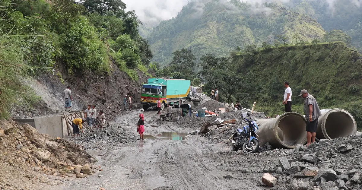 बेनी-जोमसोम सडक : पहिरो प्रभावित क्षेत्रमा स्तरोन्नति र ढलानको काम तिब्र