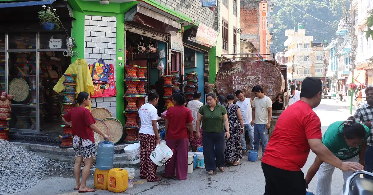 बाढीपहिरोले पाइपलाइनमा क्षति पुगेपछि म्याग्दी सदरमुकाम बेनीमा पिउने पानीको हाहाकार, २५ हजार जनसंख्या प्रभावित