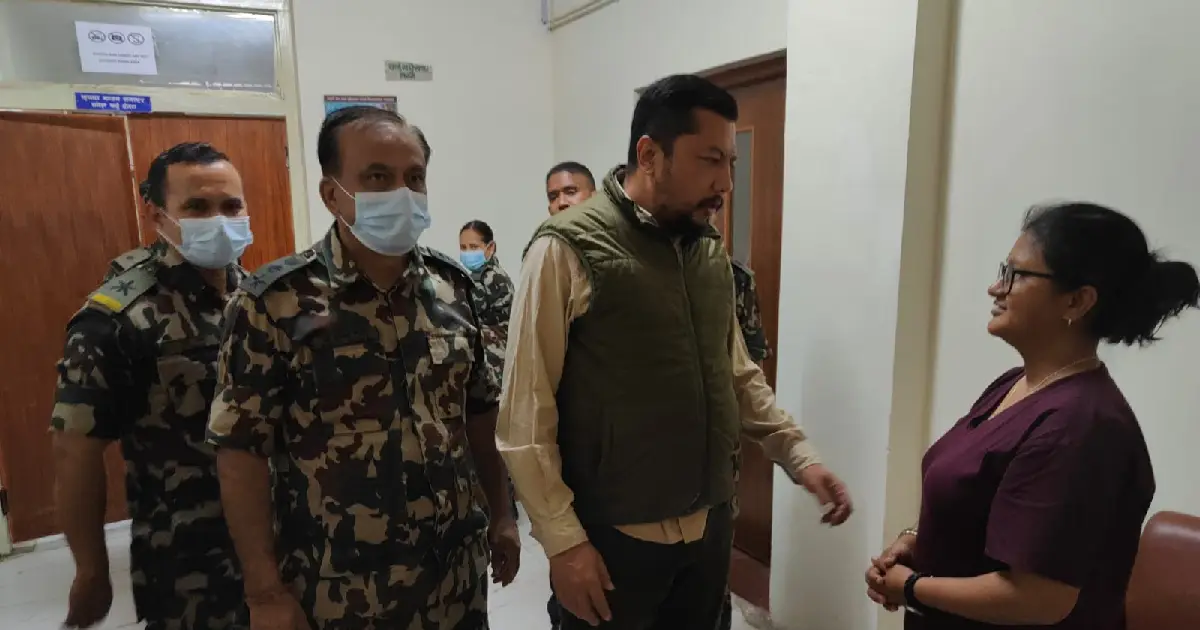 वीरेन्द्र सैनिक अस्पतालमा उपचाररत बाढी घाइतेको अवस्था बुझ्न पुगे ऊर्जामन्त्री