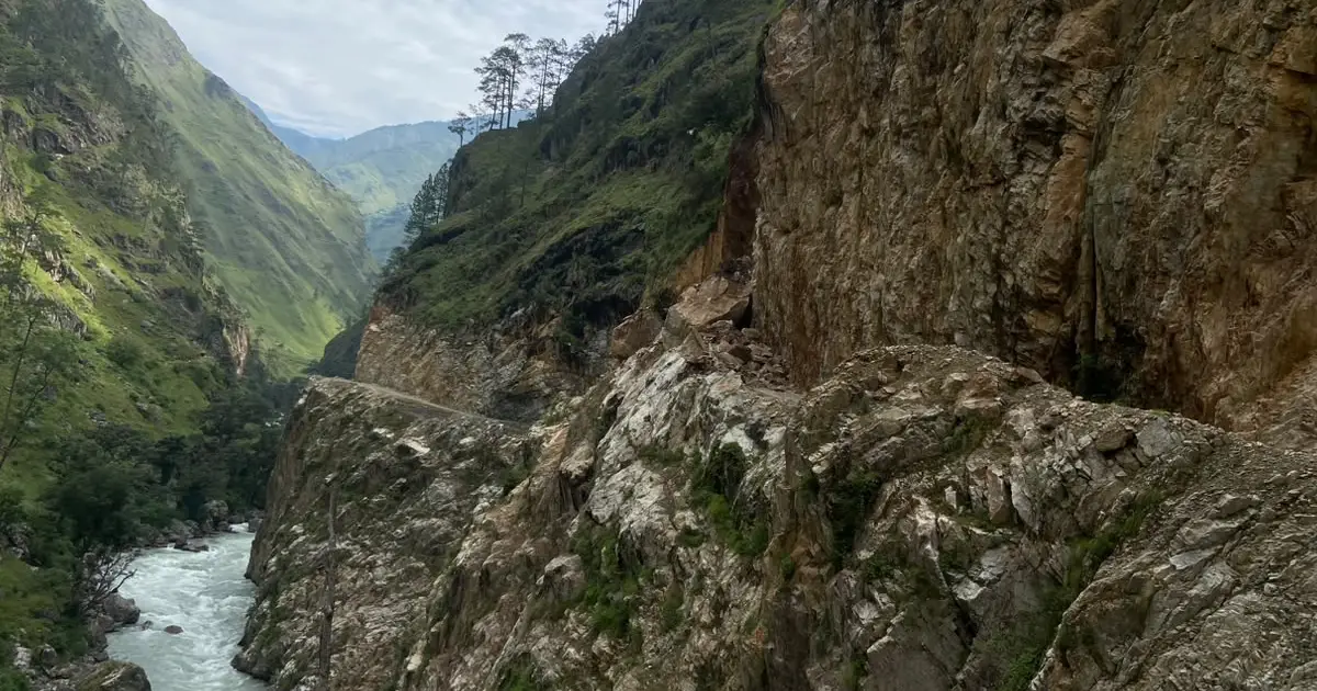 सडकमा खसेका ठूला ढुंगाले कर्णाली करिडोर बन्द, खुलाउन एक साता लाग्ने सम्भावना
