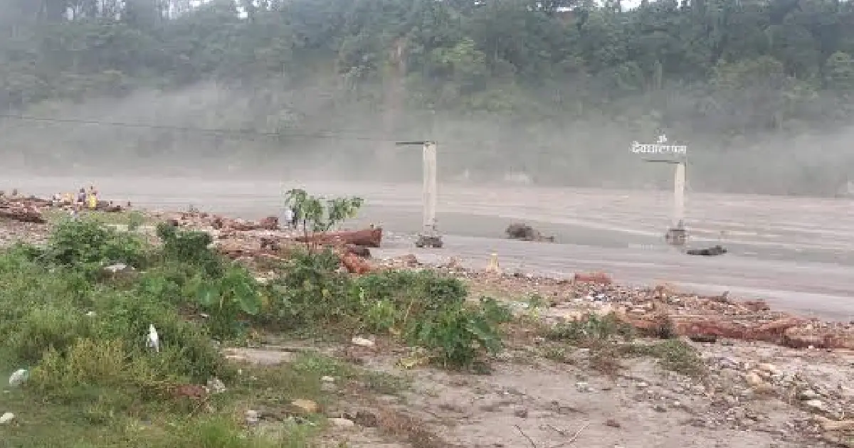 भोटेकोशी र त्रिशूलीको बाढीले ल्याएका काठ-दाउरा नउठाउन वन कार्यालयको चेतावनी, संकलन गरे कारबाही हुने