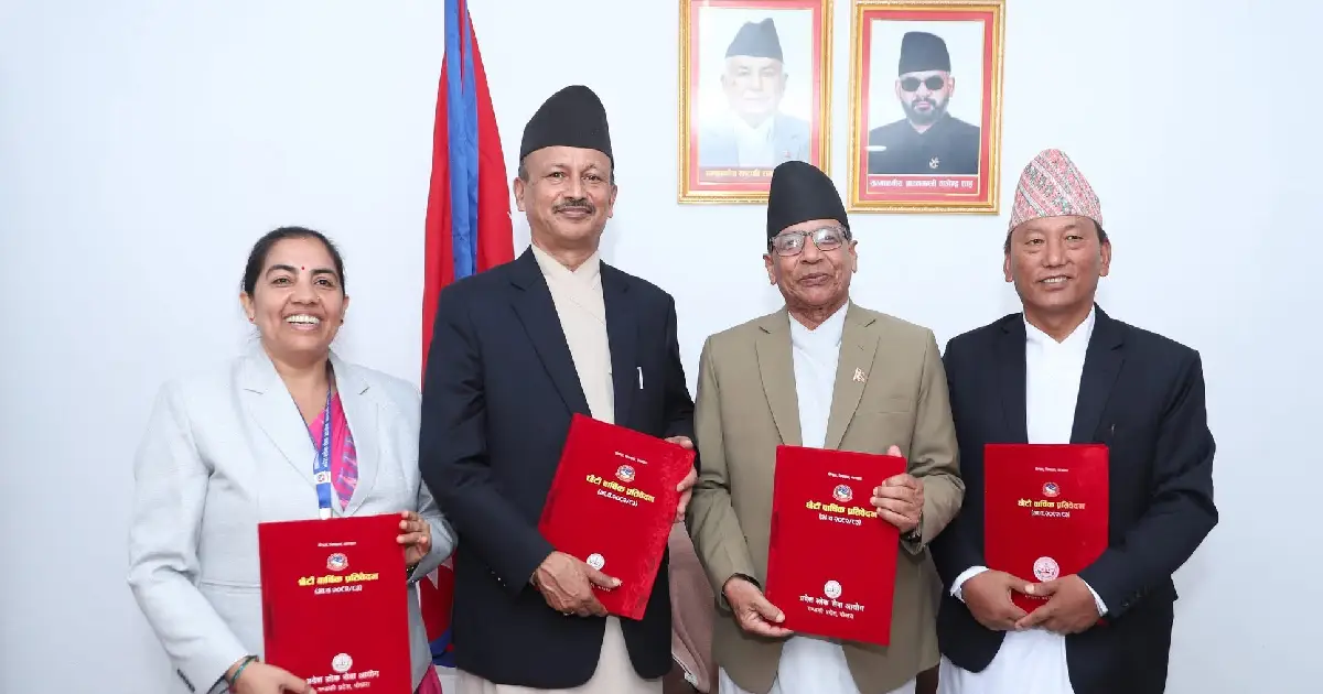 प्रदेश प्रमुख डिल्लीराज भट्टसमक्ष प्रदेश लोक सेवा आयोगको वार्षिक प्रतिवेदन पेश