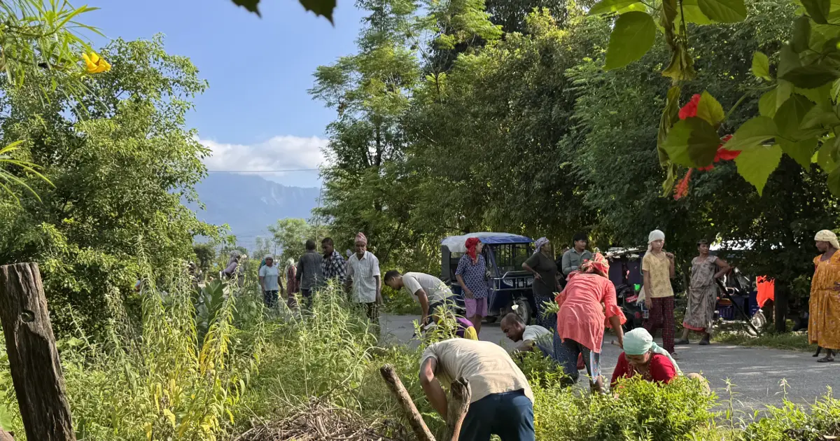 कैलालीमा युवाहरूको अनौठो पहल, आफ्नै गाउँ सफा र व्यवस्थित बनाउन जुटे स्थानीय