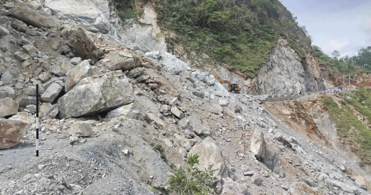 पहिरो र बाढीका कारण कालीगण्डकी करिडोरको रुद्रबेणी-पूर्तिघाट सडक अवरुद्ध