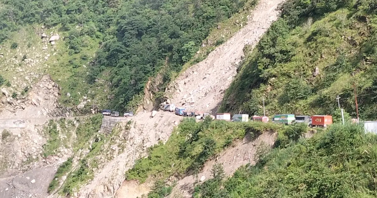 संकटमा मात्रै सम्झिने कान्ति लोकपथ : दैनिक हजारौँ मालवाहक गाडीको चापले बढे सास्ती र जोखिम