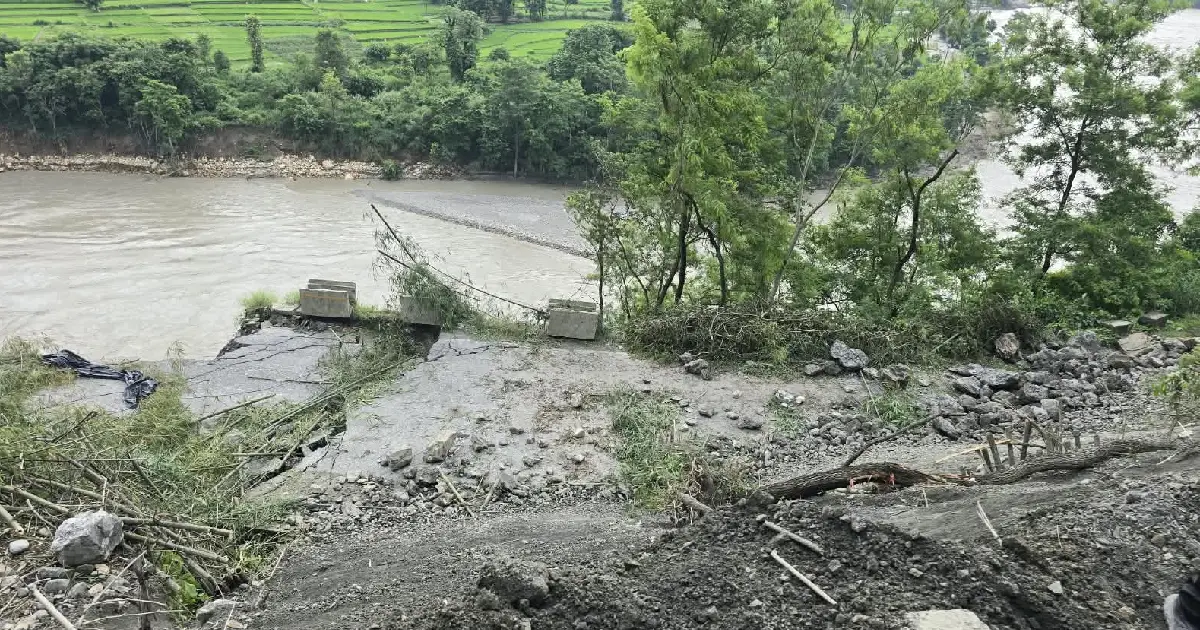 कृष्णभीरमा पृथ्वी राजमार्ग १४ दिनदेखि अवरुद्ध : पर्यटक बस सञ्चालन ठप्प, हवाई यात्रुको चाप ह्वात्तै बढ्यो