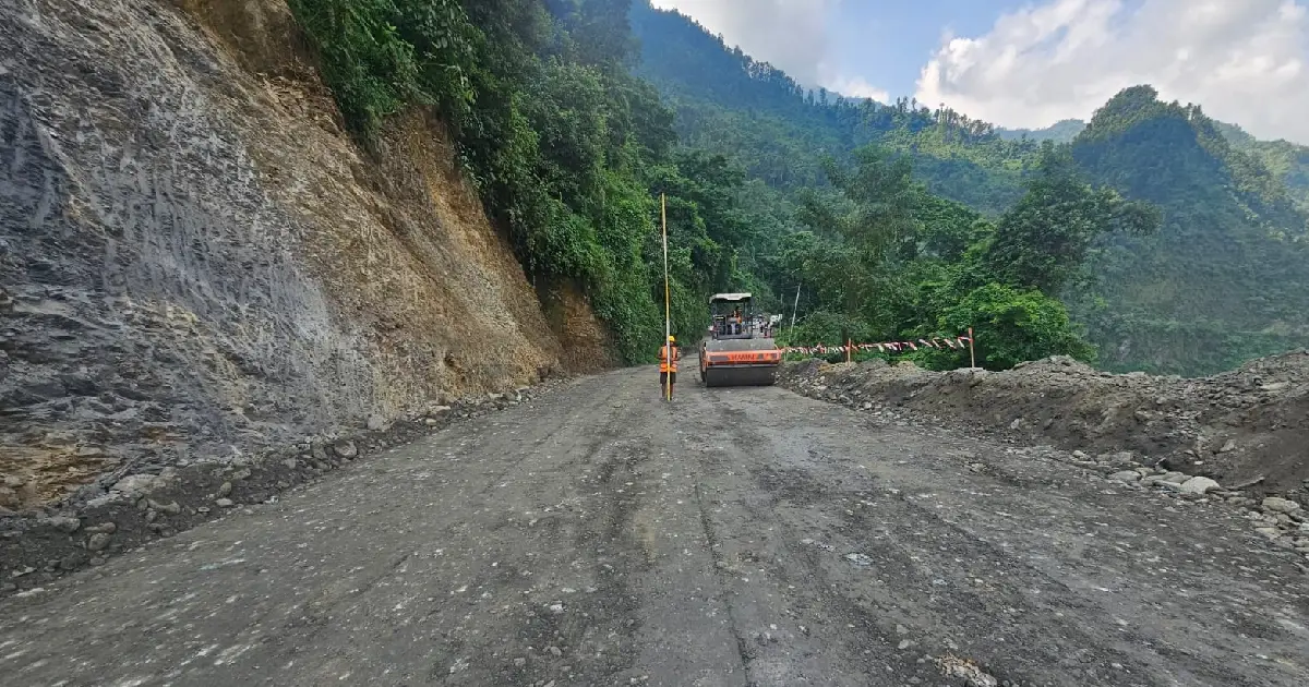बाढीले अवरुद्ध पृथ्वीराजमार्गको कृष्णभीर खण्डमा १० दिनमै बन्यो ट्रयाक, बिहीबारदेखि सञ्चालनमा आउने