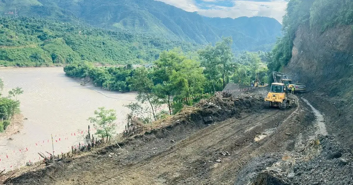पृथ्वी राजमार्गको कृष्णभीरमा नयाँ ट्र्याकमा ग्राभेल बिछ्याउन सुरु