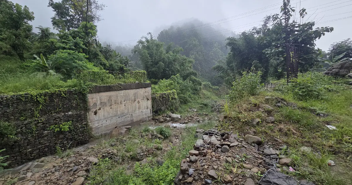 धरानको लेदुवा खोलामा ७ वर्षदेखि पुल अधुरै, जोखिम मोलेर खोला तर्न बाध्य स्थानीय र विद्यार्थी