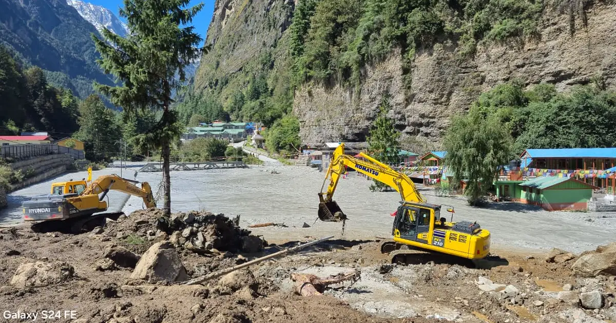 थुनिएको मर्स्याङ्दी नदी खुलाउने प्रयास जारी, हेलिकप्टरमार्फत इन्धन ढुवानी गरेर एक्साभेटर चलाइँदै