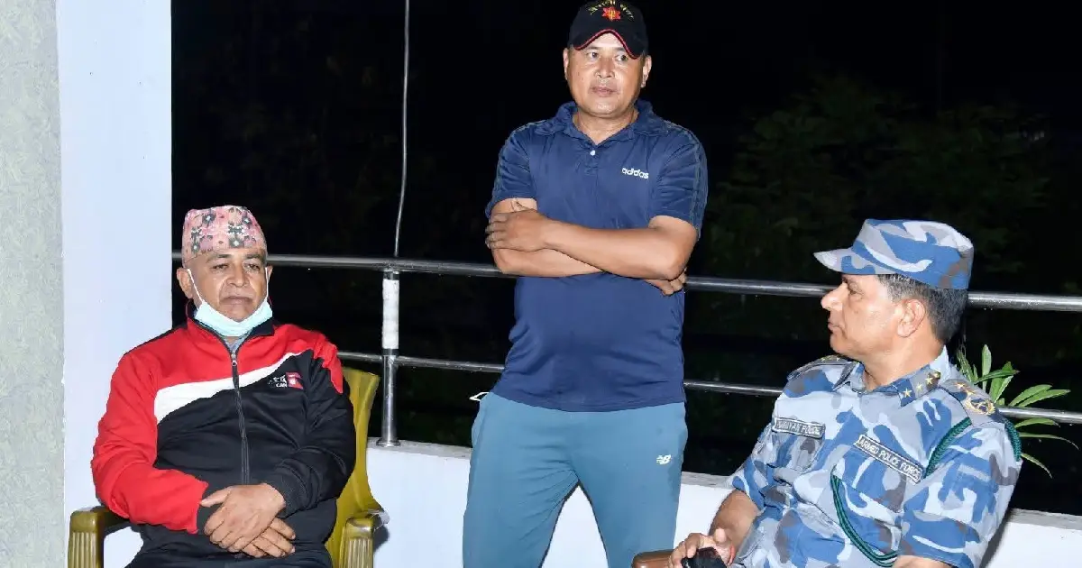 भोटेकोशी बाढीमा ज्यान गुमाएका र बेपत्ता सशस्त्र प्रहरीको घरमै पुगेर महानिरीक्षक पौडेलद्वारा समवेदना प्रकट