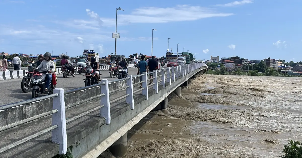 नारायणी नदीको बहाव खतराको तहभन्दा माथि पुगेपछि तटीय क्षेत्र डुबानमा, पुलमा रोकियो सवारीसाधन