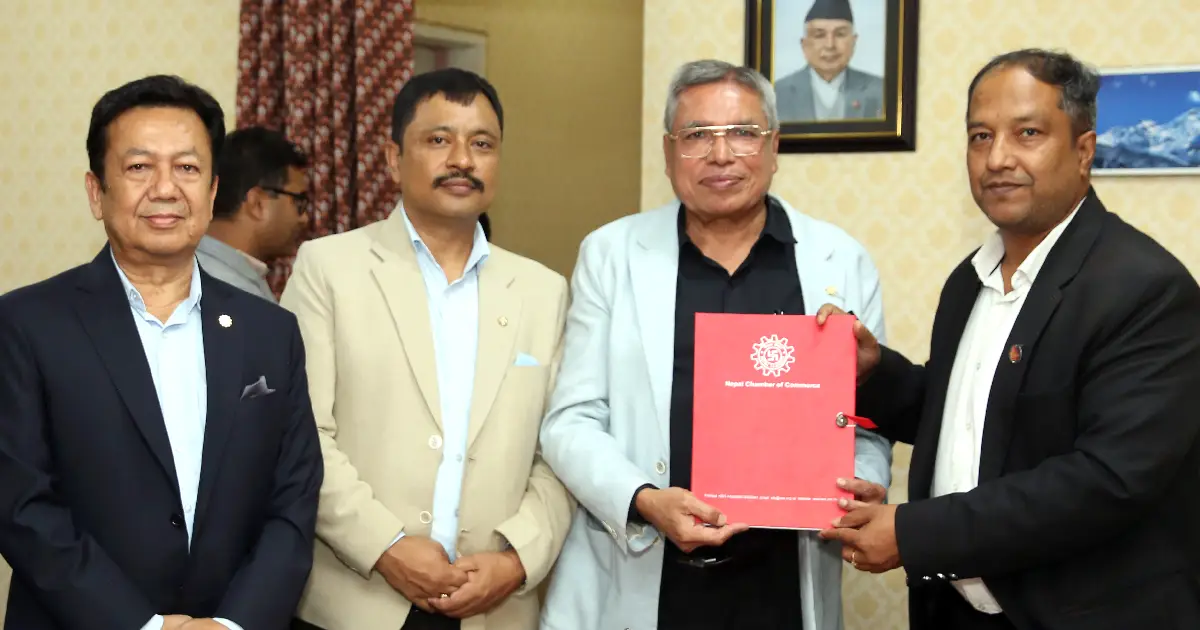 चेम्बरद्वारा उद्योगमन्त्रीलाई व्यापारिक उधारो असुलीसम्बन्धी विधेयकको प्रारम्भिक मस्यौदा हस्तान्तरण