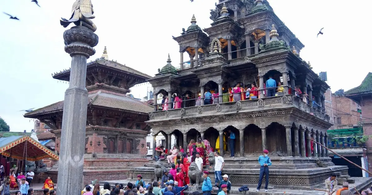 श्रीकृष्ण जन्माष्टमीमा पाटनको कृष्ण मन्दिरमा बिहानैदेखि भक्तजनको घुइँचो