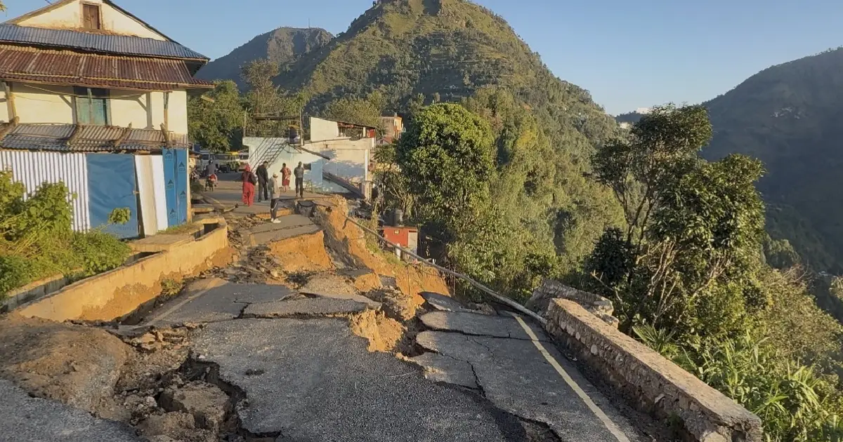 निर्माण भएको एक वर्ष नपुग्दै सडक भासिँदा रेसुङ्गा विमानस्थल र रिडी जाने सडकखण्ड ठप्प, करोडौँको क्षति