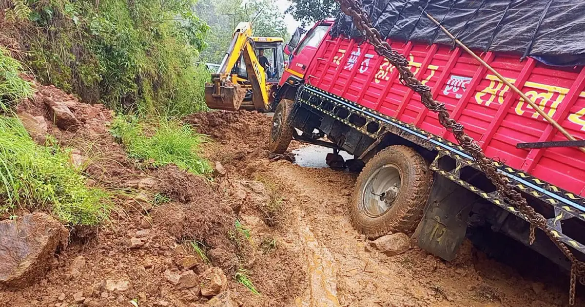 अविरल वर्षाले पाल्पामा सिद्धार्थ राजमार्ग र ग्रामीण सडक अवरुद्ध, सिद्धबाबा क्षेत्रमा यातायात प्रभावित