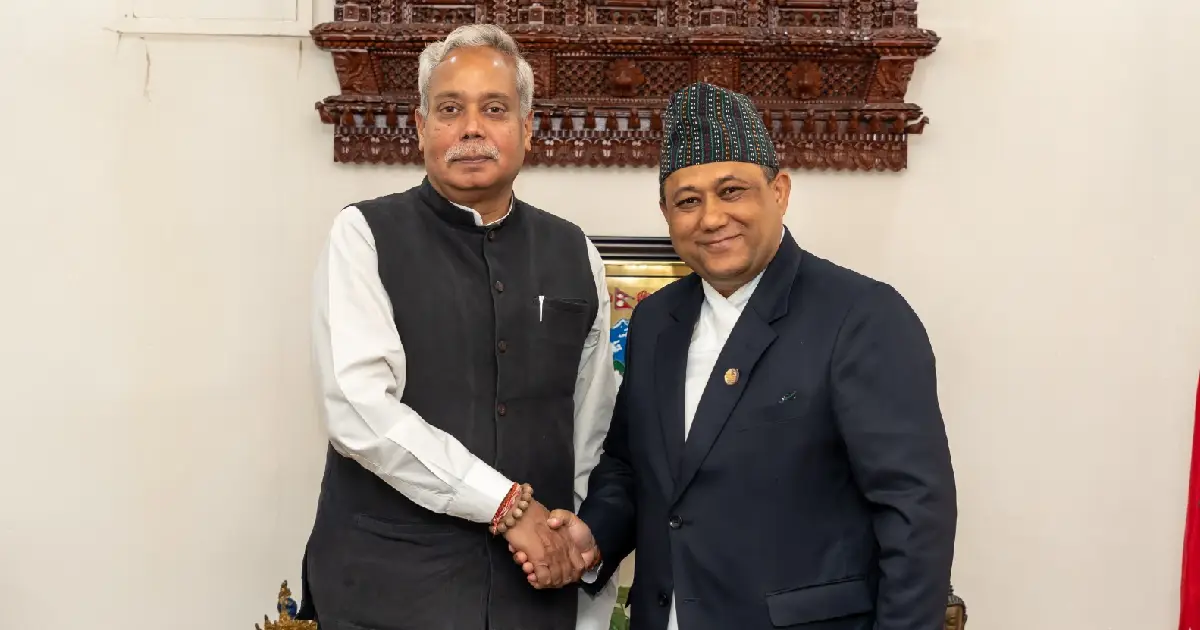 परराष्ट्रमन्त्री खनालसँग भारतीय राजदूत श्रीवास्तवको बिदाइ भेट