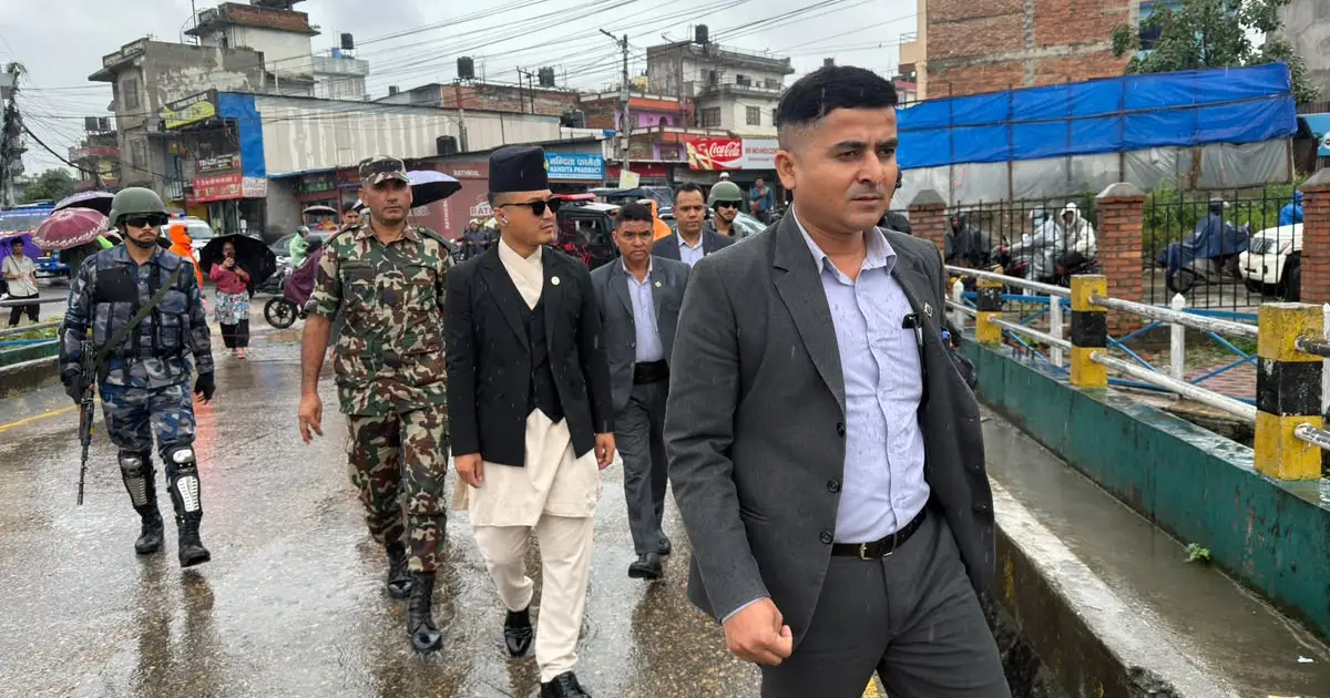 नदीमा पानीको बहाव बढेपछि गृहमन्त्री गुरुङद्वारा च्यासलस्थित एमाले मुख्यालय आसपासको क्षेत्र अवलोकन