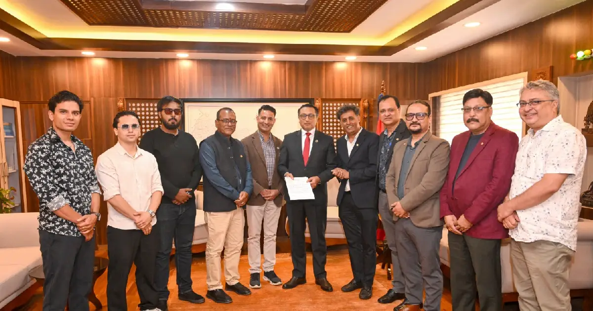 भोटेकोशी बाढीपीडितका लागि तयारी पोशाक उद्योग संघद्वारा ३३ लाख ३३ हजार सहयोग