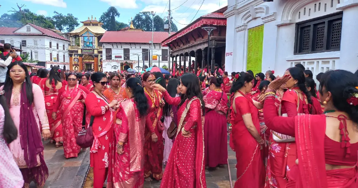 पशुपतिनाथमा तीजको दर्शन : बिहानको तुलनामा १० बजेपछि बढ्यो महिला भक्तजनको चाप