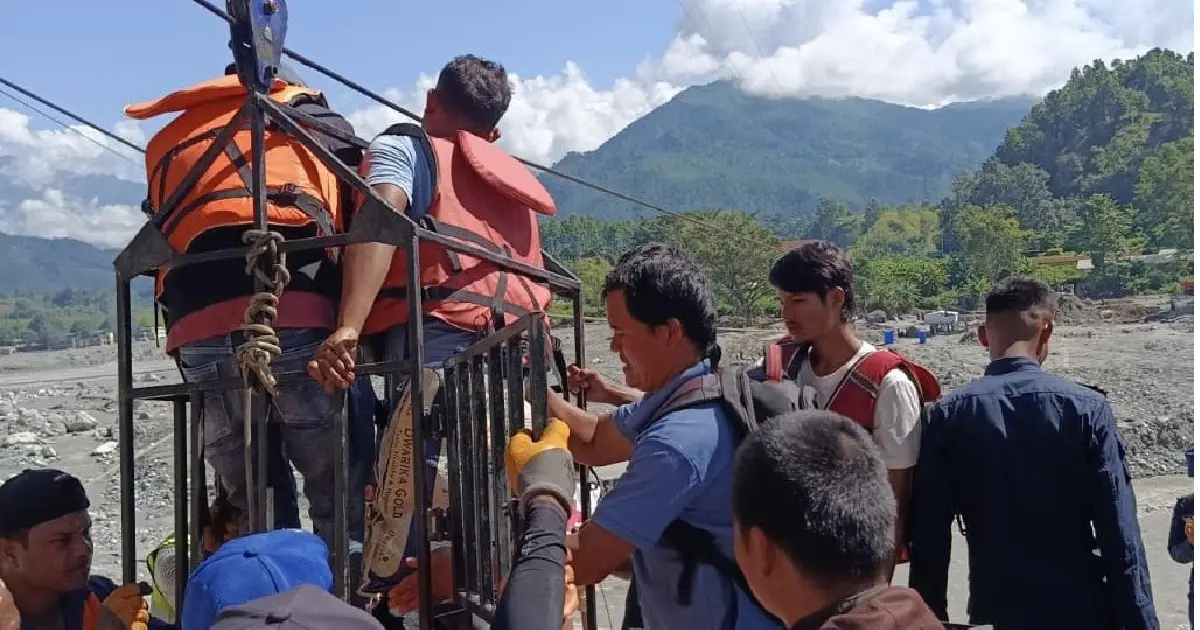 विपद्मा स्वयंसेवक हुनु त नेपालीजस्तो, बाढीले दाइ घाइते भए पनि त्रिशूलीको तुइन तान्दै सेवामा खटिएका गणेश नेपाली