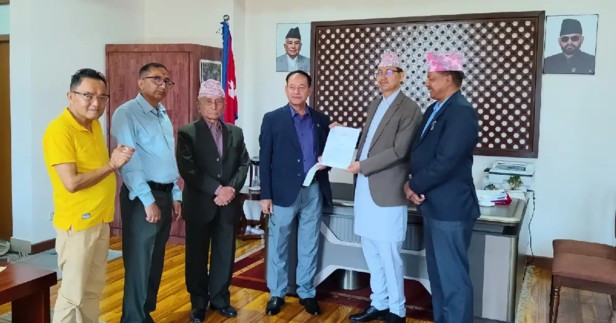 भोटेकोशी बाढीपीडितलाई पूर्वकर्मचारी संघको चार लाखभन्दा बढी सहयोग