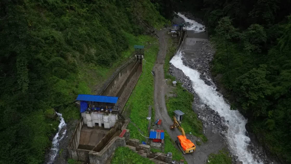 रेलेखोलाको बाँधमा बाढी, विद्युत् उत्पादन बन्द