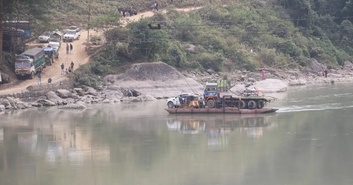 पाँच महिनापछि अरुण नदीको सतिघाटमा ‘फेरी’ सञ्चालन