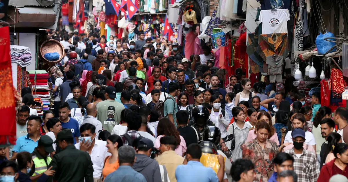 दसैँ नजिकिँदै गर्दा काठमाडौंको भृकुटीमण्डप र खुला बजारमा बढ्यो किनमेलको चहलपहल