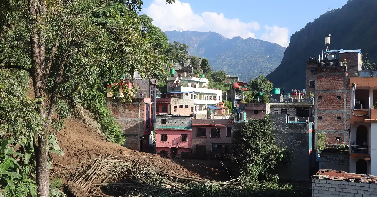 म्याग्दीको बेनी बजारमा पहिरो जाँदा १२ घरमा क्षति