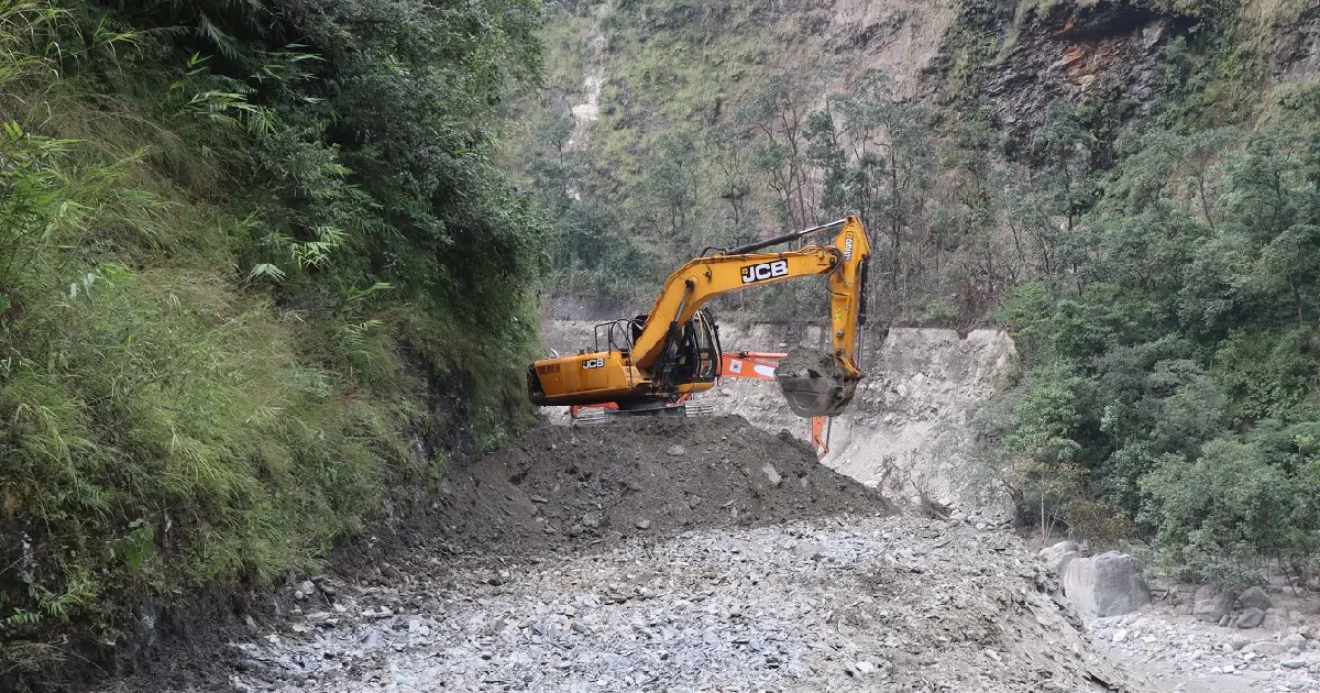 बाढीपहिरोले क्षतविक्षत बनेको बेनी-जोमसोम-कोरला सडक मर्मत धमाधम, यसै साता सञ्चालनको तयारी
