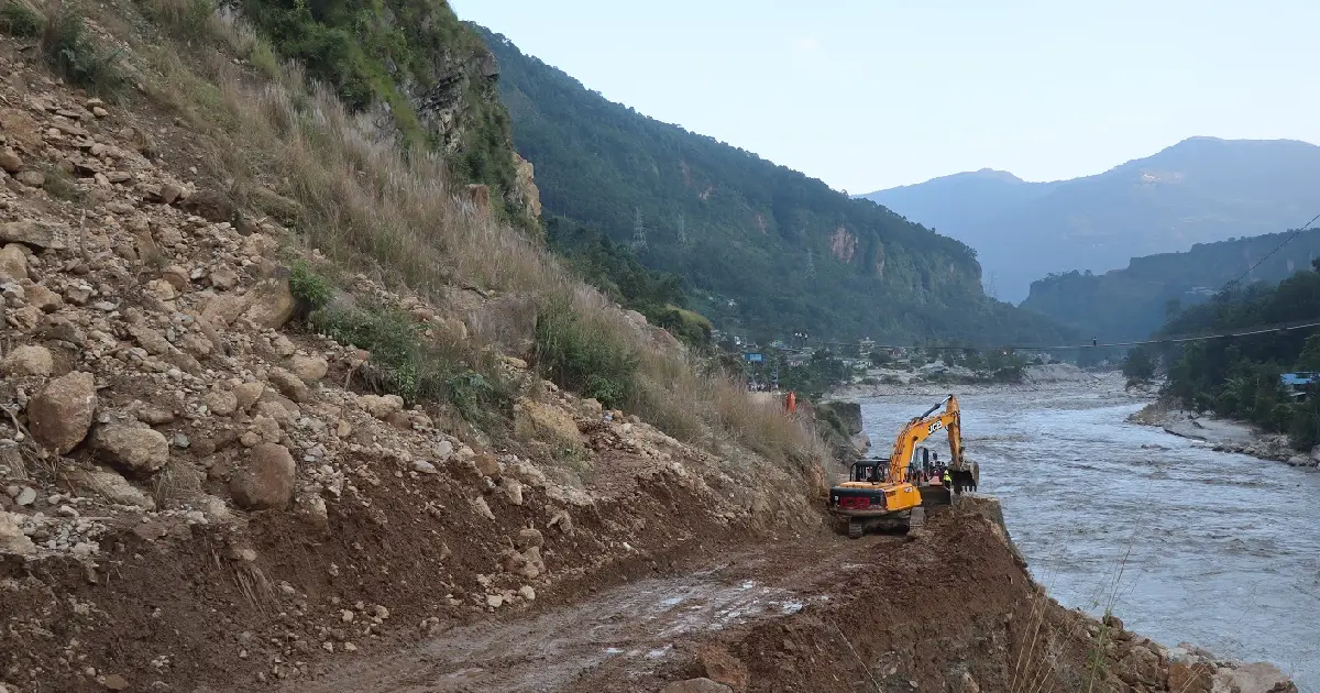 बाढीपहिरोले सडक अवरुद्ध हुँदा इन्धन अभाव, विकास निर्माण प्रभावित