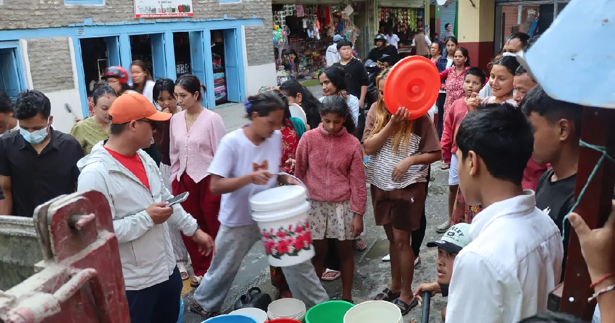 बाढीपहिरोले पाइपलाइन बगाएपछि बेनी बजारमा खानेपानीको हाहाकार