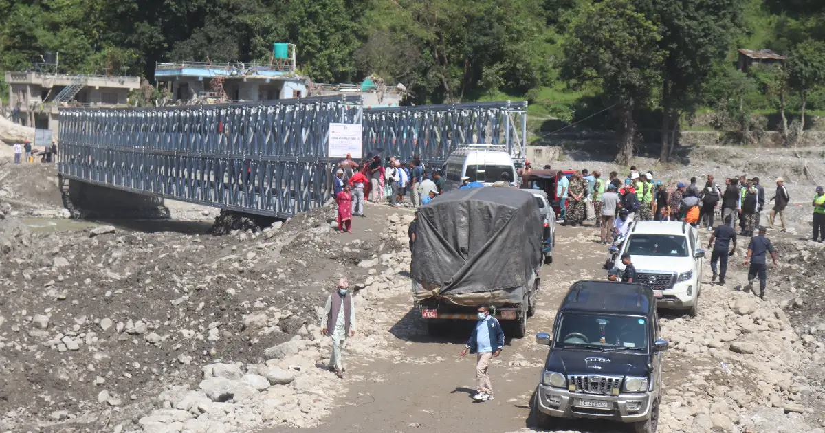 भोटेकोशी बाढीले टुटेको रसुवाको सडक सम्पर्क ५ दिनमै बेलिब्रिज निर्माण गरी सञ्चालनमा 