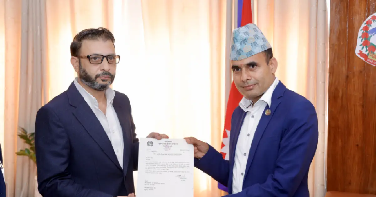 चलचित्र विकास बोर्डका नवनियुक्त अध्यक्ष पण्डितलाई नियुक्तिपत्र हस्तान्तरण, मन्त्रीले भने- ‘वास्तविक परीक्षा अब सुरु भयो