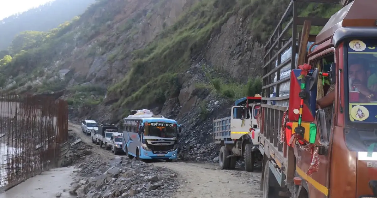दसैँअघि नै पुनर्निर्मित सडकबाट यातायात, अवरोध आए आधा घण्टामै खुलाउने तयारी