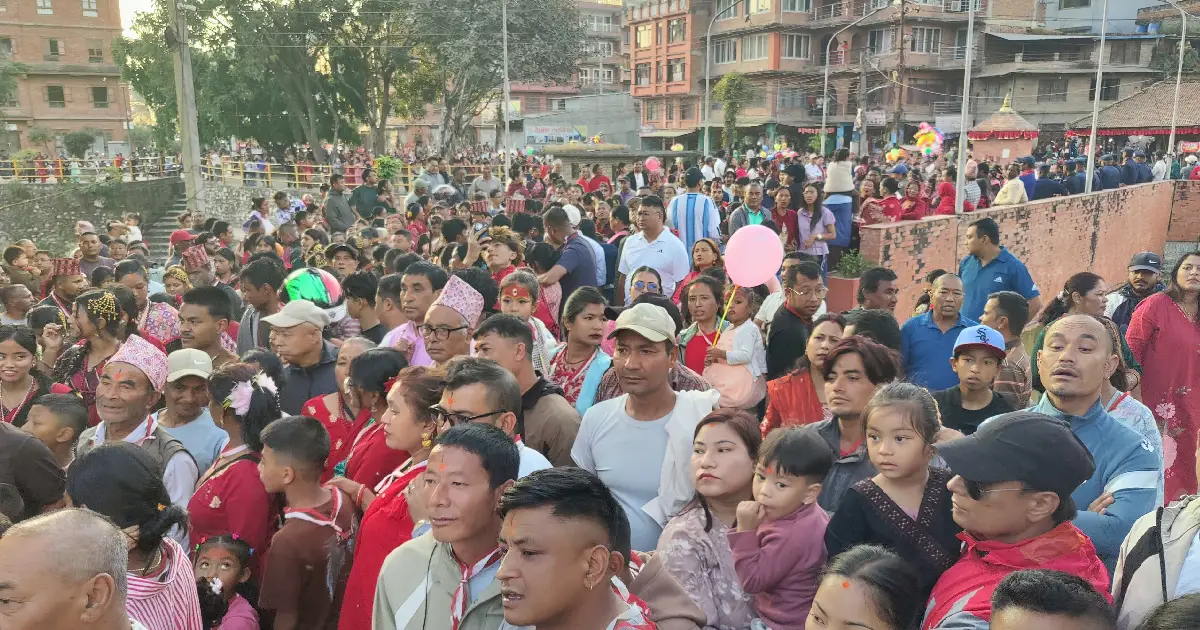 शरीरमा दीप बालेर र घस्रिँदै मन्दिर पुग्ने अनौठो परम्परा, भक्तपुरमा भव्य ब्रह्मायणी जात्रामा बिहानैदेखि दर्शनार्थीको घुइँचो