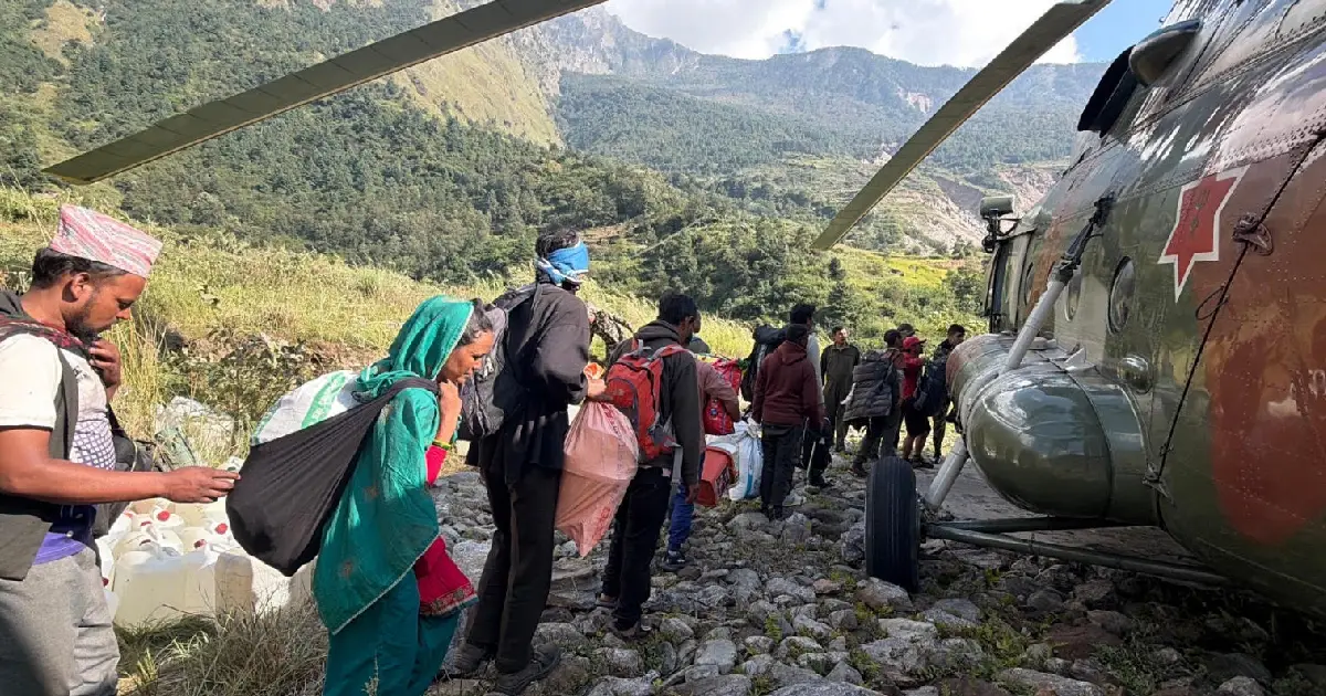 बूढीगण्डकी बाढी प्रभावित क्षेत्रबाट एक हजार बढीको हेलिकप्टरमार्फत उद्धार, राहत वितरण तीव्र