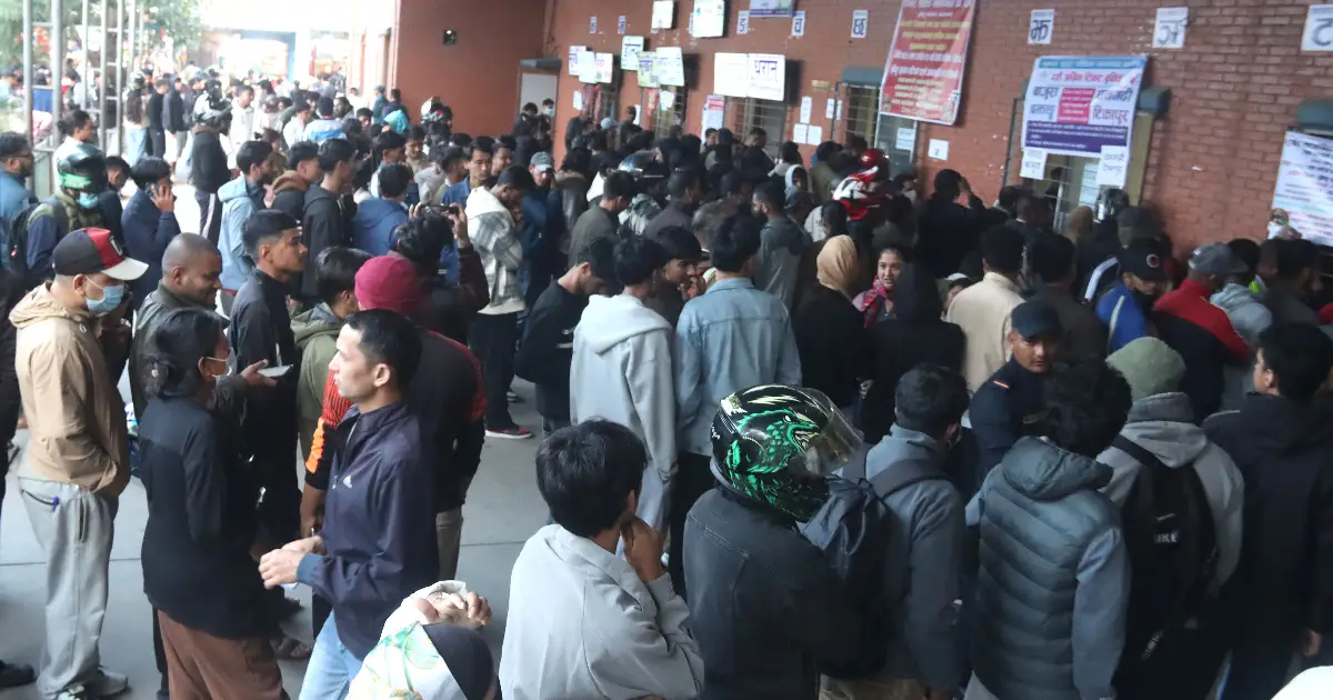 नयाँ बसपार्कमा अग्रिम टिकट बुकिङ खुला, बिहानैदेखि यात्रुको भिड