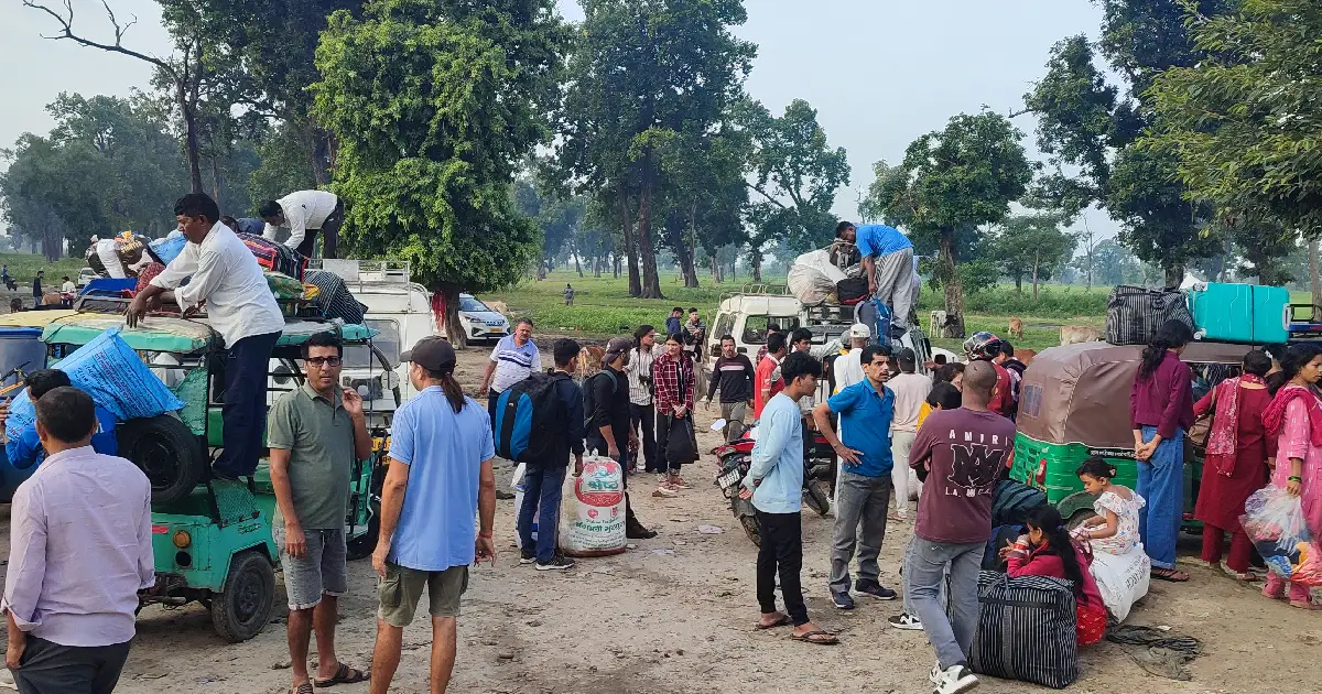 दसैँ मनाउन भारतबाट फर्किनेको गड्डाचौकी नाकामा भीड, सुरक्षा र स्वास्थ्य जाँच कडा