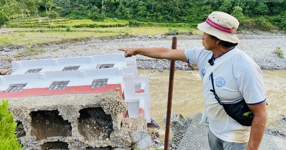 ‘खेत बगेको भन्दा वडा भवन ढलेकामा दुःख लाग्यो’ : बागलुङको गलकोटमा दरमखोलाको बाढीले वडा कार्यालय बगाएपछि वडाध्यक्षको पीडा