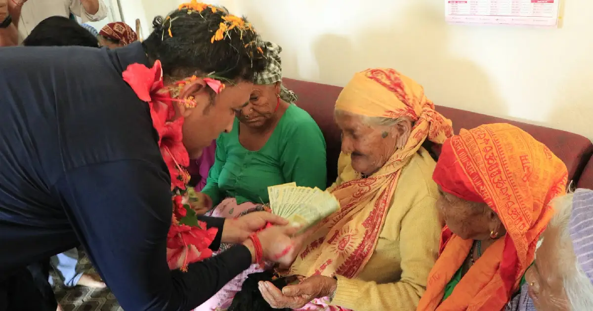 ९ वर्षदेखि राज्यको तलबभत्ता नलिई ज्येष्ठ नागरिकलाई बाँड्दै वडाध्यक्ष आशिफ कुँवर