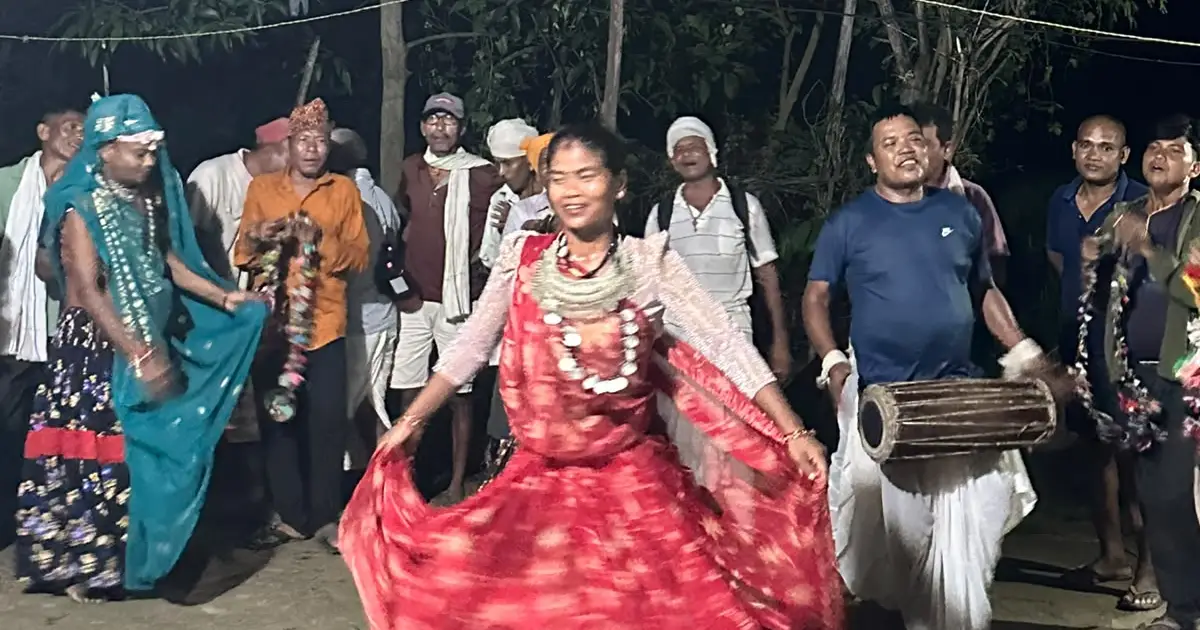 दसैँ नजिकिएसँगै बर्दियाका देसाउरी थारू बस्तीमा परम्परागत ‘हुर्डुङग्वा’ नाचको रौनक