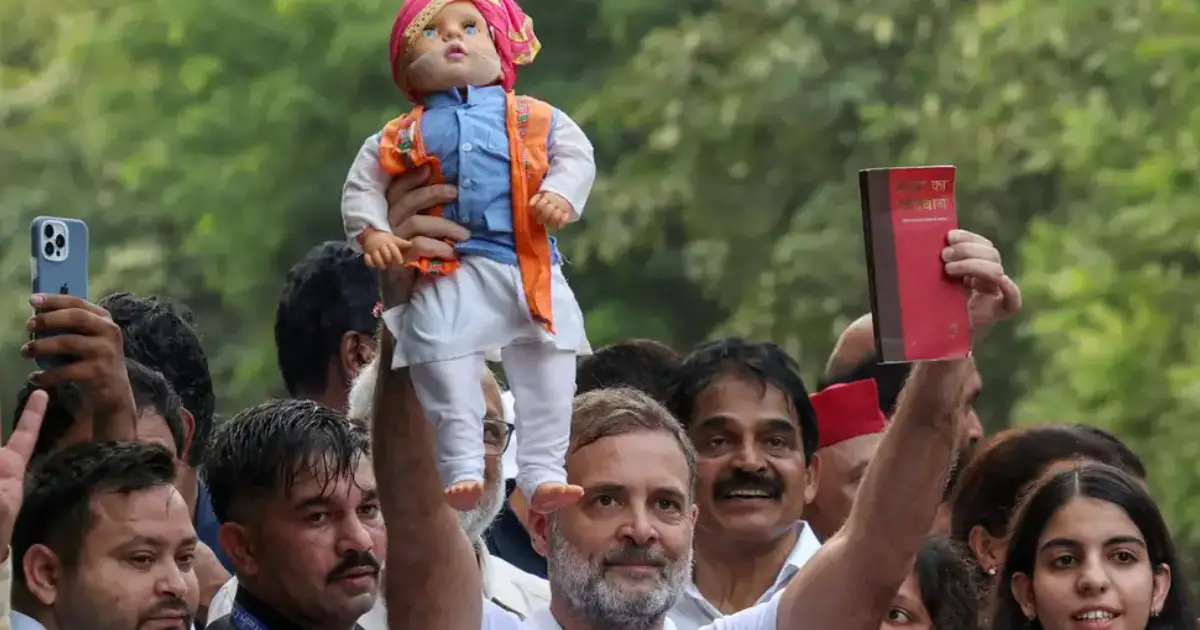 भारतमा मतदाता सूची हेरफेरको विरोध गर्दै सुरक्षा घेरा तोड्ने विपक्षी नेताहरू हिरासतमा
